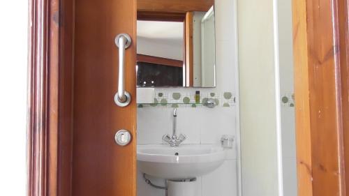 uma casa de banho com um lavatório e um espelho em Bella Rosa hotel Cyprus em Coral Bay