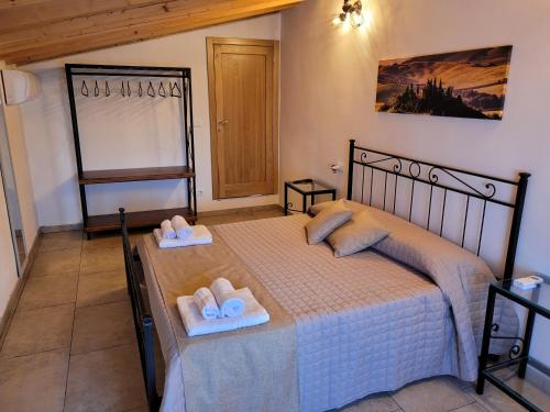 una camera da letto con un letto e due asciugamani di Il Casale di Lucullo a Lucignano