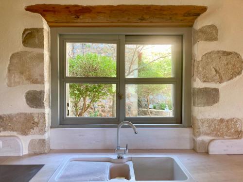 cocina con fregadero y ventana en Villa Magdalena, en Epáno Kefalás