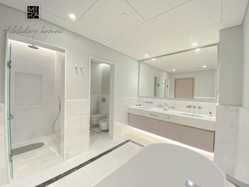Koupelna v ubytování Mira Holiday Homes - Serviced new 1 bedroom in Palm Tower