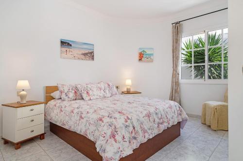 sypialnia z łóżkiem i oknem w obiekcie Villa Sheila w Puerto del Carmen