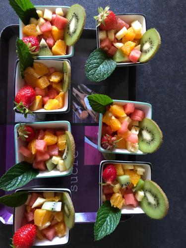 vier styrofoam verpakkingen gevuld met groenten en fruit bij Les Arums de Fondeminjean in Vertheuil-en-Médoc