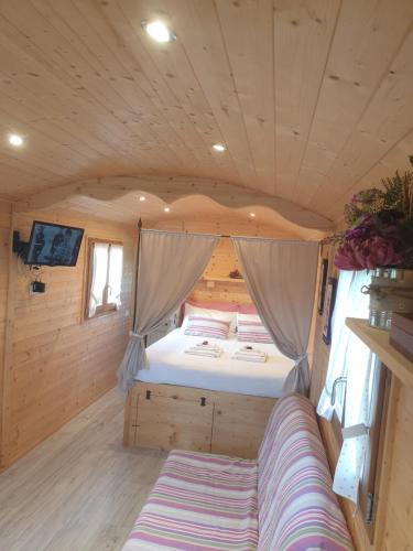 1 dormitorio pequeño en una casa pequeña con 1 cama en La diligenza, en Tagliolo Monferrato