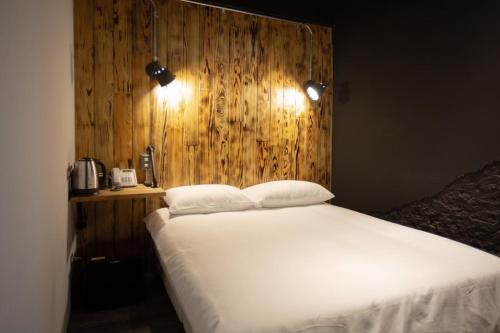 Postel nebo postele na pokoji v ubytování The Rooms Inn
