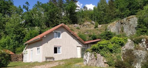 une petite maison au milieu d'une montagne dans l'établissement Au garni, à Thiéfosse