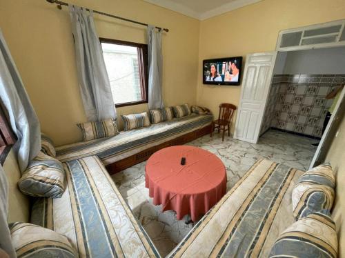 a living room with a couch and a table at Appartement Beauté Martil in Martil