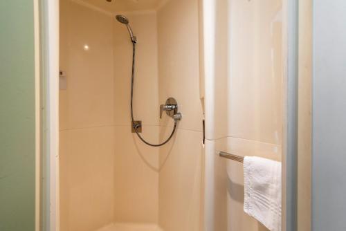 La salle de bains est pourvue d'une douche avec un pommeau de douche. dans l'établissement B&B HOTEL Toulouse Cité de l'Espace Hurel, à Toulouse