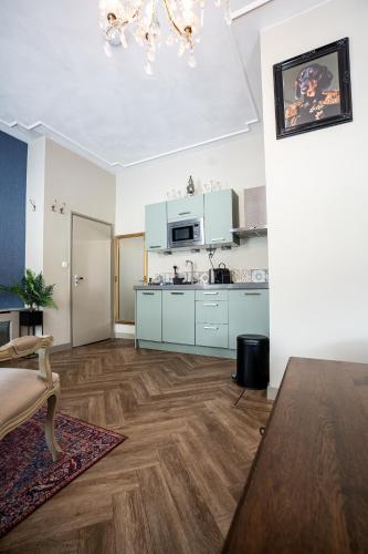 a large living room with a kitchen and a table at The Hogg House - a city delight for two in Groningen