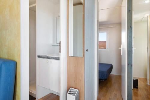 La petite salle de bains est pourvue d'un lavabo et d'un miroir. dans l'établissement Eloy Playa 3 - Sólo Familias, à Roche
