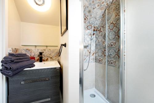 a bathroom with a sink and a shower at Uhses Ferienwohnung in Heide