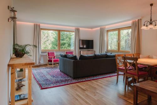 un soggiorno con divano e tavolo di Ferienwohnung Waldgarten a Leiten