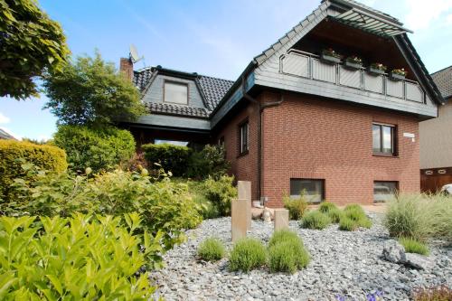 een huis met een tuin ervoor bij Ferienwohnung Dienst in Hagenburg