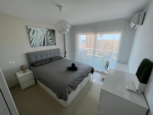 ein Schlafzimmer mit einem Bett mit einem ausgestopften Tier darauf in der Unterkunft Apartamento Carihuela Torremolinos in Torremolinos