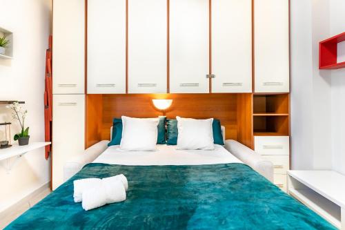 a bedroom with a bed and white cabinets at Appartamento Quadrifoglio - Affitti Brevi Italia in Milan