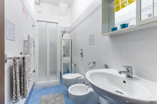 a white bathroom with a sink and a toilet at Appartamento Quadrifoglio - Affitti Brevi Italia in Milan