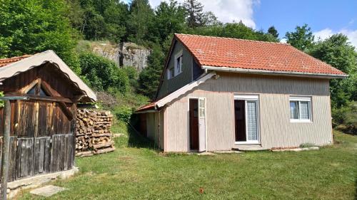 une ancienne maison et une grange dans un champ dans l'établissement Au garni, à Thiéfosse