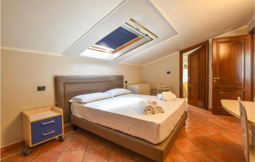 En eller flere senge i et værelse på Cozy Home In Zafferana Etnea With Wifi