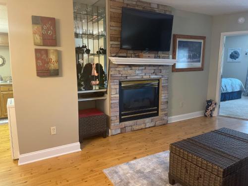 Μια τηλεόραση ή/και κέντρο ψυχαγωγίας στο River Place Condos #605 2BD