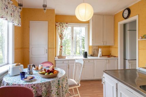 Cozy Home in Ydrefors tesisinde mutfak veya mini mutfak