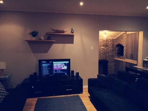 Μια τηλεόραση ή/και κέντρο ψυχαγωγίας στο Stylish open plan Townhouse