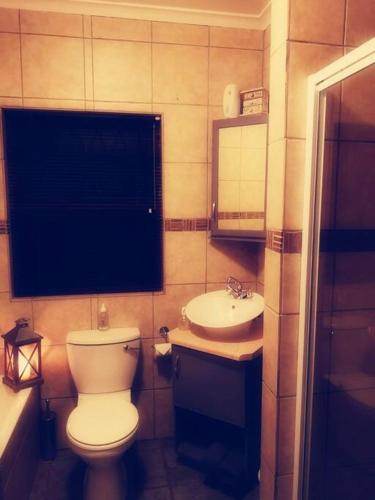 Ένα μπάνιο στο Stylish open plan Townhouse
