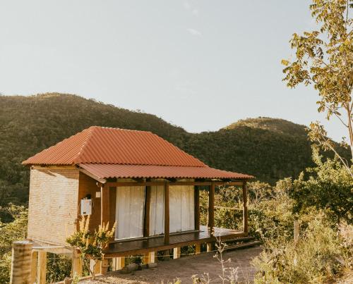 a small house in the middle of a mountain at Chalé Brisas in Alto Paraíso de Goiás