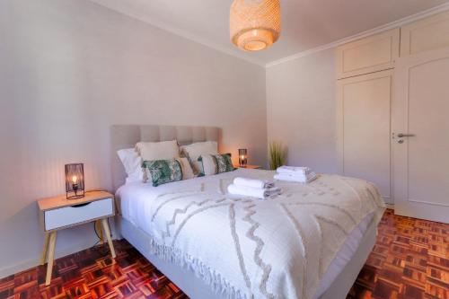 ein Schlafzimmer mit einem Bett mit zwei Lampen in der Unterkunft MIO Apartment by Madeira Sun Travel in Funchal