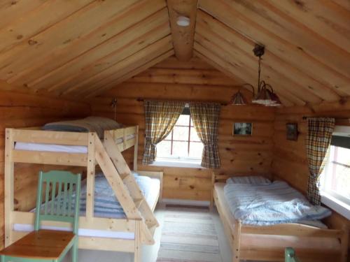 En eller flere senge i et værelse på Lyngen Fjordcamp