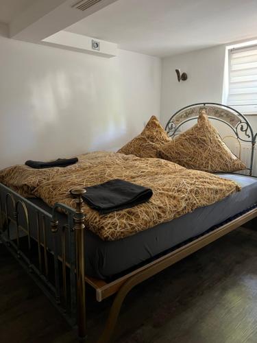 ein Bett mit einem Metallrahmen und Kissen darauf in der Unterkunft GOLDSTADT LOUNGE in Pforzheim