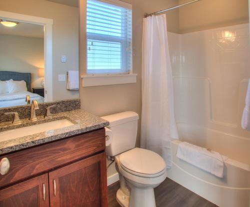 ein Badezimmer mit Toilette, Waschbecken und Dusche in der Unterkunft Sandy Feet And Doggy Treats in Ocean Shores