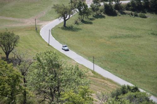 une voiture conduisant sur une route dans un champ dans l'établissement Le Mas de Mo, au coeur des paysages du Verdon, à Bargème