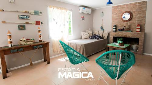 sala de estar con sofá, mesa y sillas en Quinta Cañón del Atuel en Valle Grande