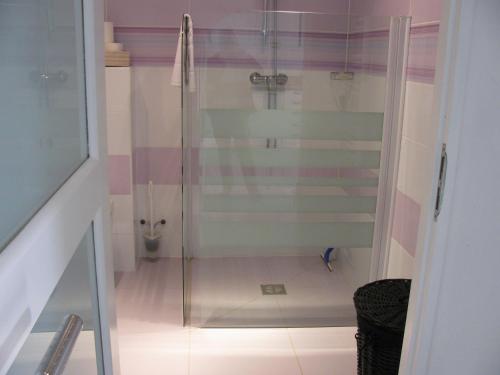 une salle de bain avec une douche avec une porte vitrée dans l'établissement Résidence le Clos Azur 115, à La Motte