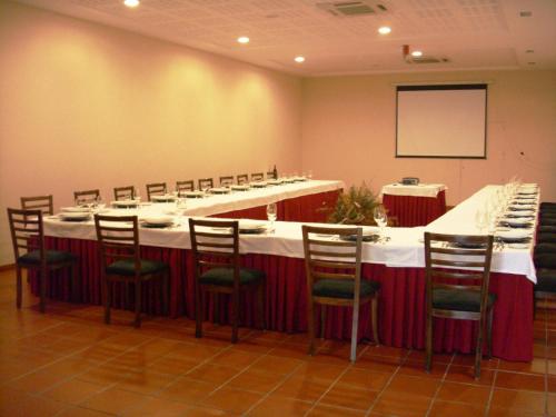 a conference room with a long table and chairs at Hotel Da Montanha in Pedrógão Pequeno
