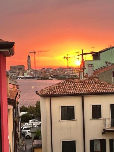 ソットマリーナにあるCasa Normaの建物からの夕日の眺め