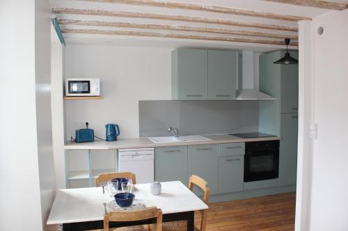 Kuchyňa alebo kuchynka v ubytovaní Suzon appartement idéalement situé