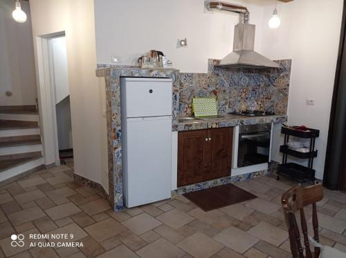 uma cozinha com um frigorífico branco e um fogão em Casa Angelene em Vitorchiano