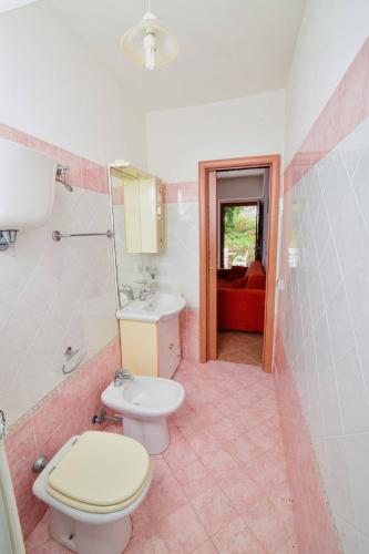 a bathroom with a toilet and a sink at SOLEMAREPONZA Casa il Bacio del Sole in Ponza