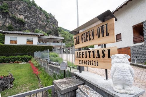 a sign that says the green city architect at The Green Owl in Antey-Saint-André