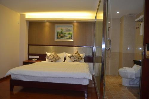 Ein Bett oder Betten in einem Zimmer der Unterkunft Good Luck Hotel
