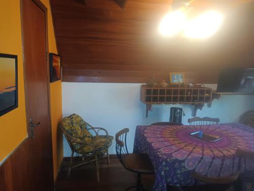 a dining room with a table and chairs in a room at Hospedaria Bela Vista do Vale in Lumiar