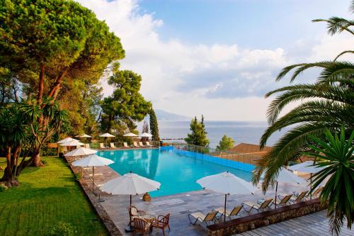 Bazén v ubytování Kontokali Bay Resort & Spa nebo v jeho okolí