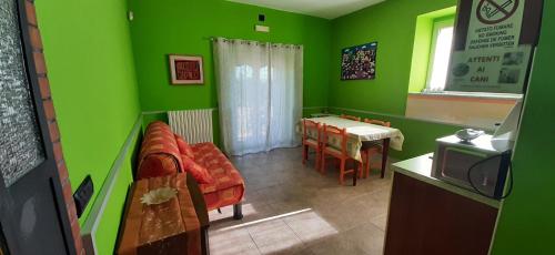 una camera verde con tavolo e sala da pranzo di Sotto Li Foj a Picerno