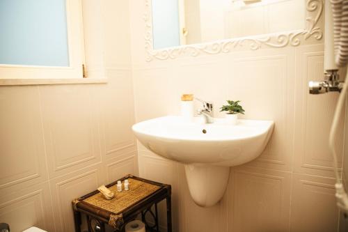 A bathroom at Palazzo de Brado