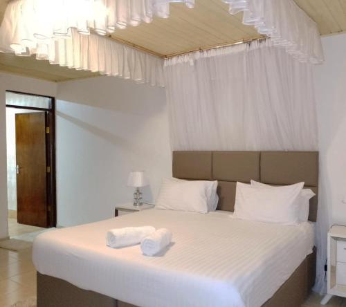 Кровать или кровати в номере Sofitel Executive 3 bedrooms milimani