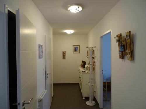 een hal met een kamer met een kleedkamer bij Séjour inoubliable en baie de SOMME, logement neuf in Saint-Valery-sur-Somme