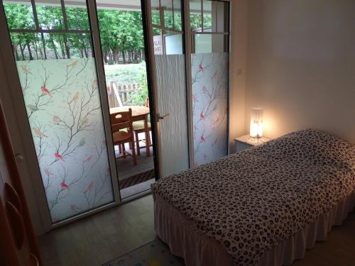 a bedroom with a bed and a sliding glass door at Séjour inoubliable en baie de SOMME, logement neuf in Saint-Valery-sur-Somme