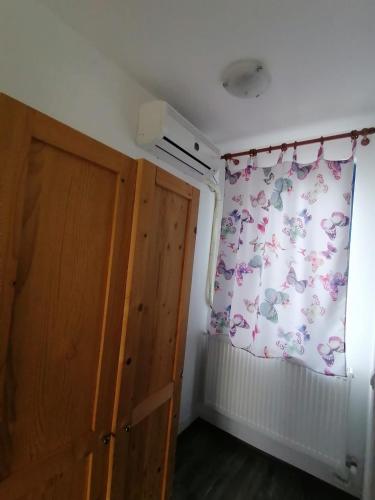 a small room with a curtain and a door at Pensiunea Stuf-Est in Sfântu Gheorghe