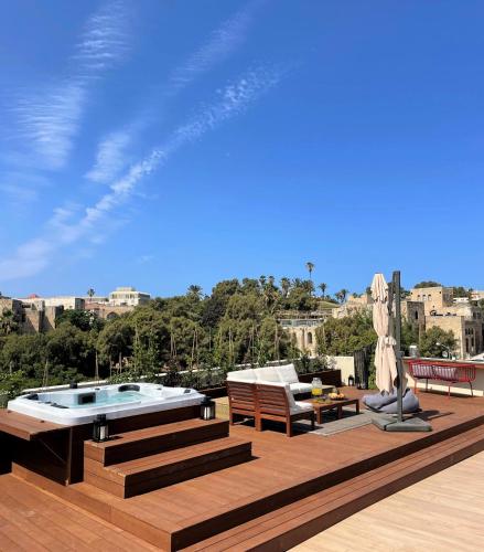 Jaffa- Seafront penthouse with terrace & elevator