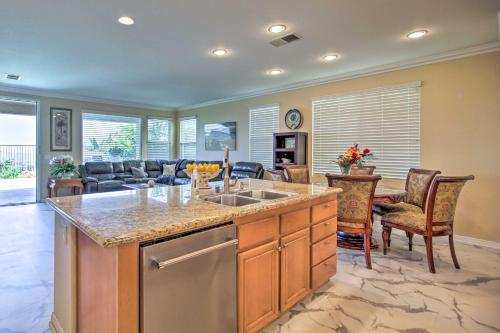 Kuchyň nebo kuchyňský kout v ubytování Luxury San Diego Home with Pool, Spa and Views!